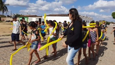 Usuários do SCFV visitam e decoram praça na campanha do Setembro Amarelo
