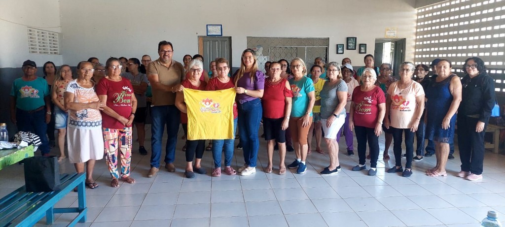 Prefeitura de Nova Floresta entrega fardamento ao grupo de idosos/ coral grupo de idosos do projeto viver bem.