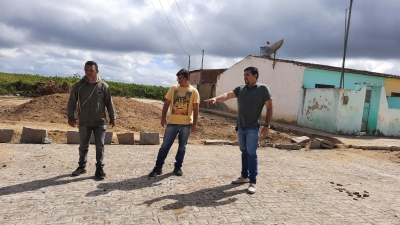 Prefeito Jarson visita e realiza medições em obras de pavimentação de ruas