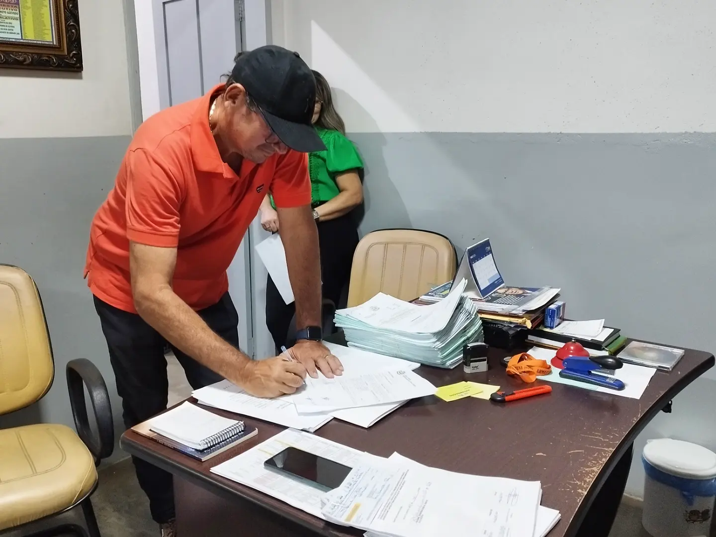Prefeito Jarson assina ordem de serviço para retomada das obras de construção da creche do bairro Pau Brasil