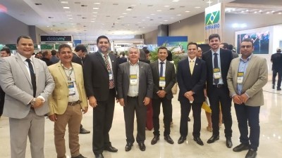Prefeito Jarson visita stands na feira da Marcha dos Prefeitos