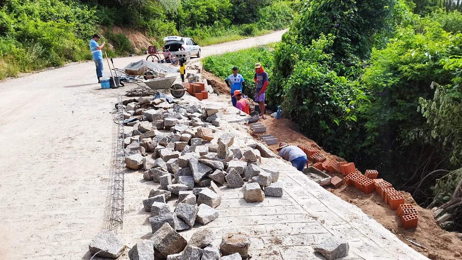 Prefeito Jarson acompanha obras na ladeira da Pedra D'água