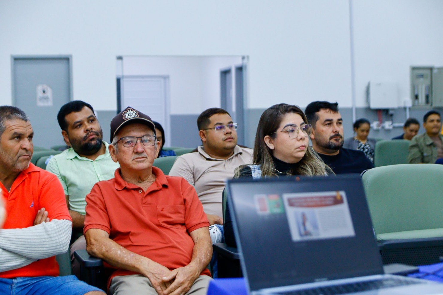 Prefeitura de Nova Floresta promove capacitação sobre licitações para empreendedores do município