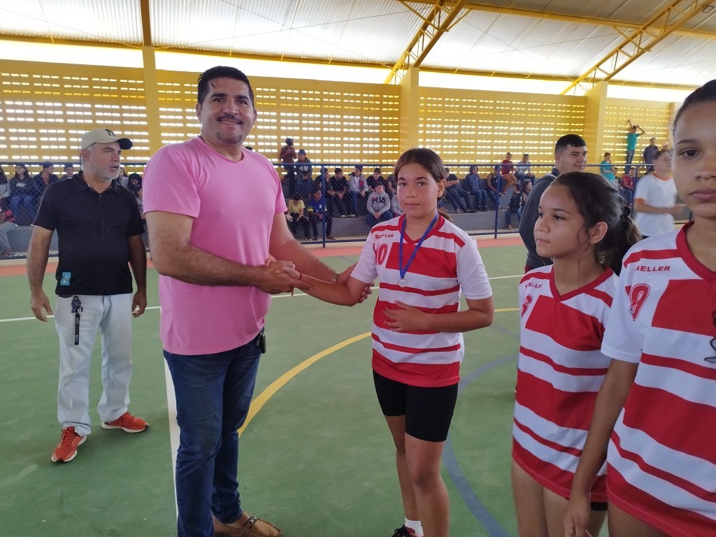 Escola Papa Paulo VI realiza amistoso preparatório para Jogos Interclasses no Giásio Lalitão