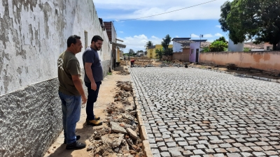 Prefeito Jarson acompanha obras de pavimentação da rua Menésio Dantas