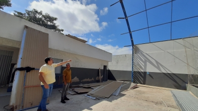 Prefeito Jarson acompanha início da substituição da cobertura metálica no Ginásio Alexandre Pereira Lima