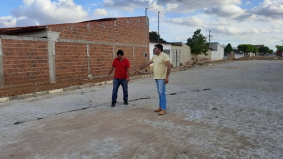 Prefeito Jarson acompanha obras de pavimentação de trechos de ruas no bairro Maria Faustino