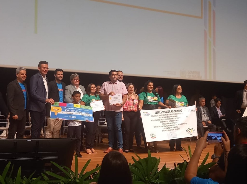 A Prefeitura Municipal de Nova Floresta, através da Secretaria de Educação, recebeu do governo do estado o prêmio escola referência em aprendizagem
