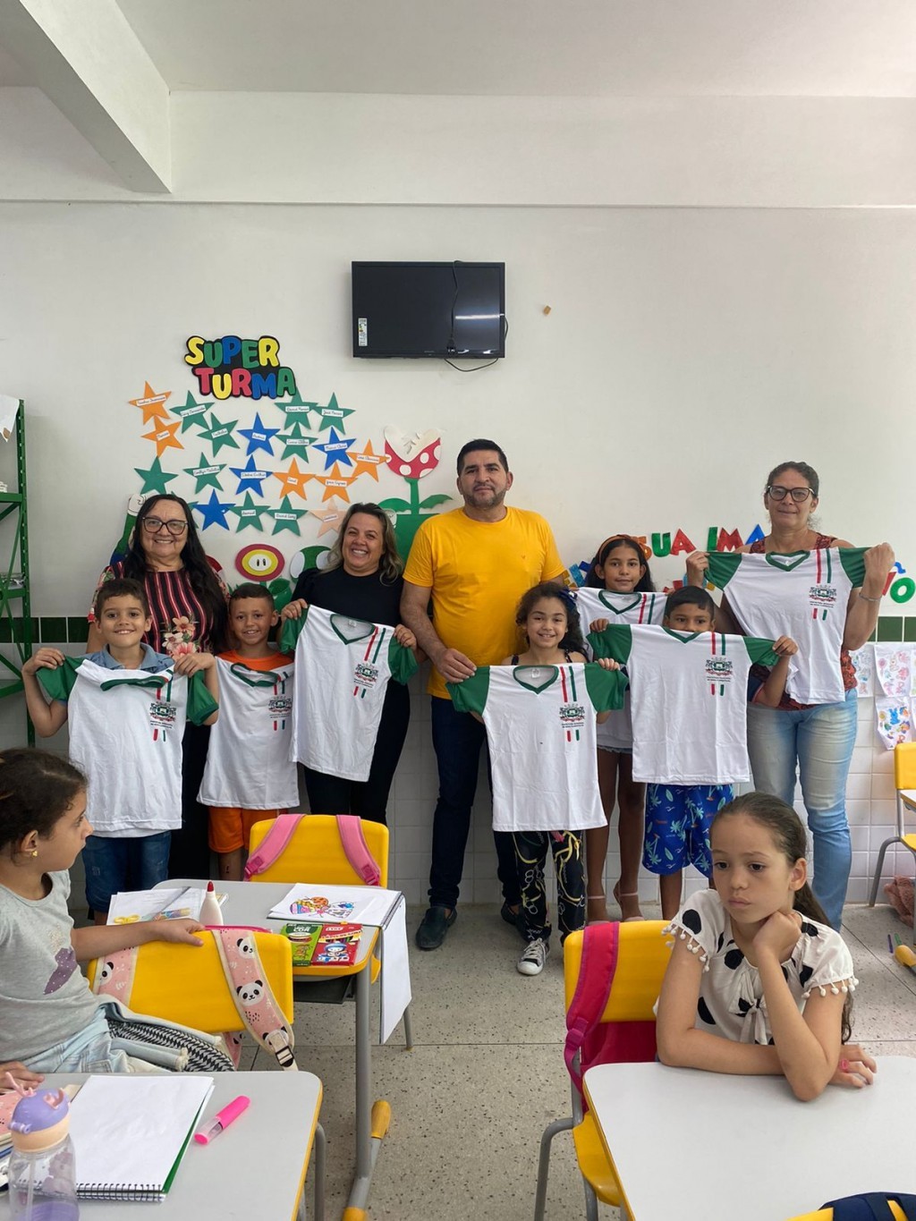 O Prefeito Jarson Santos, em Parceria com a Secretária de Educação Maria Aldenora realizaram a distribuição de Fardamentos para toda Rede Municipal.