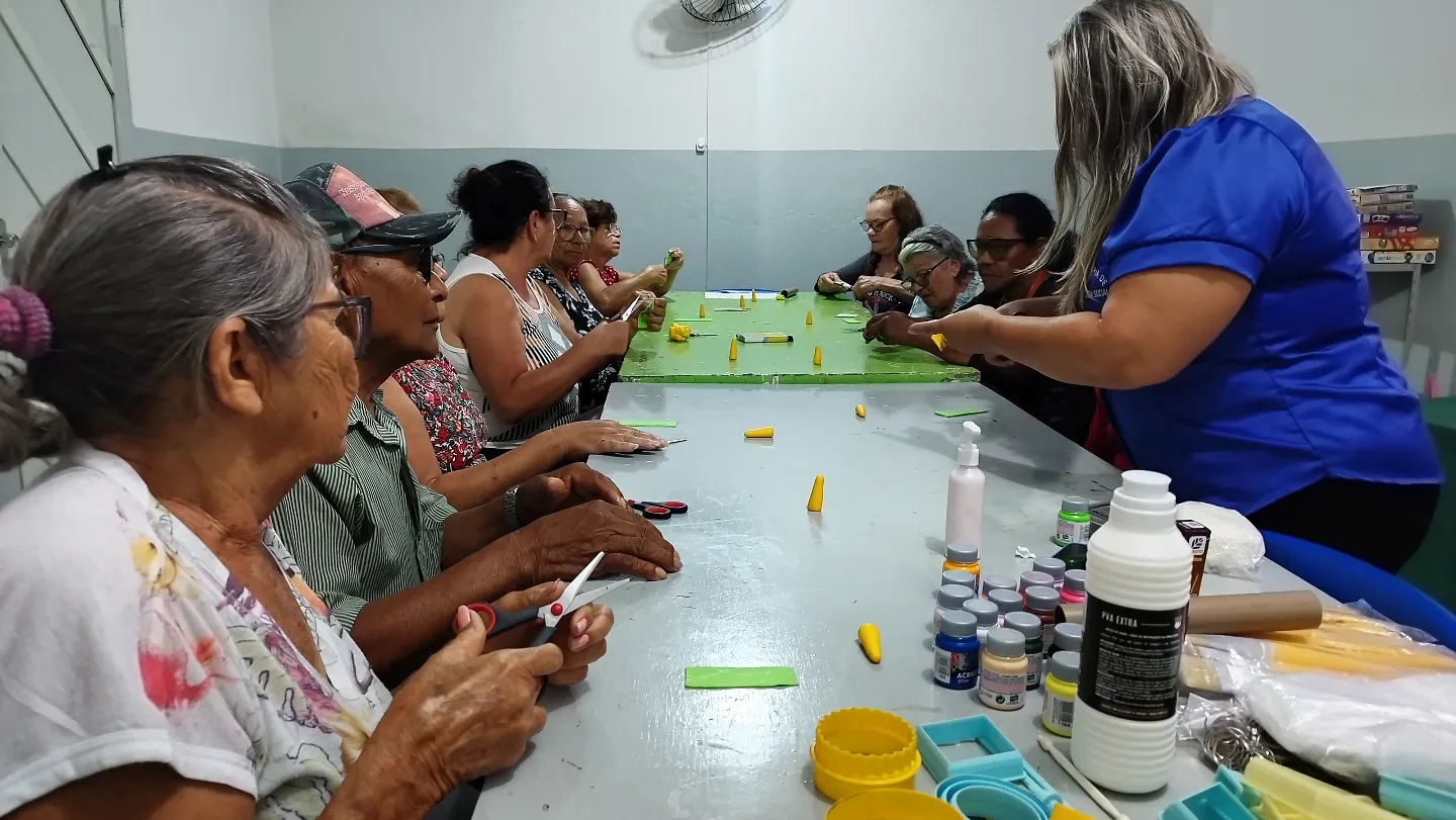 Prefeito Jarson acompanha aula de oficina de artesanato em biscuit, no CRAS