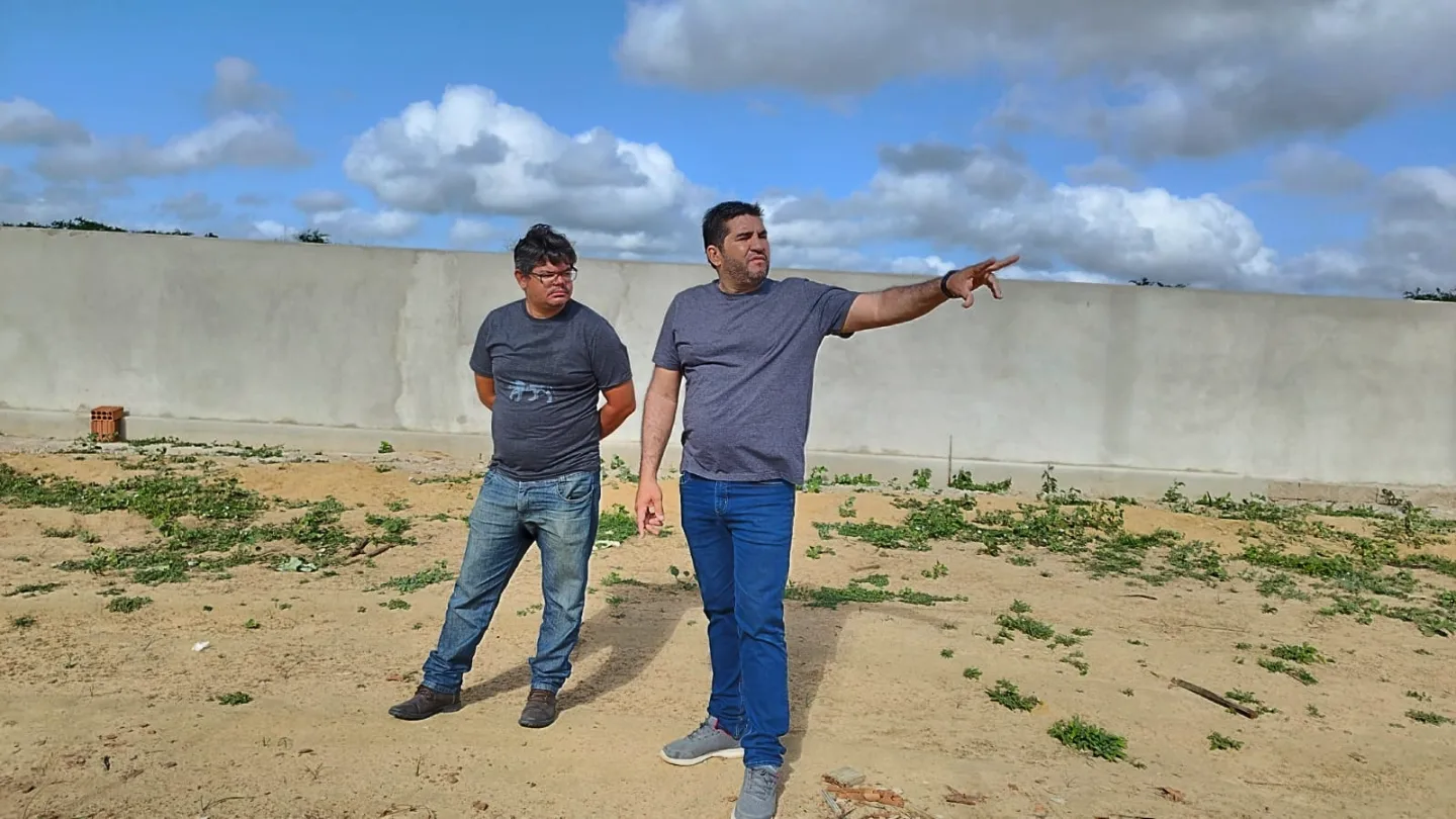 Prefeito Jarson acompanha obras de construção do Cemitério