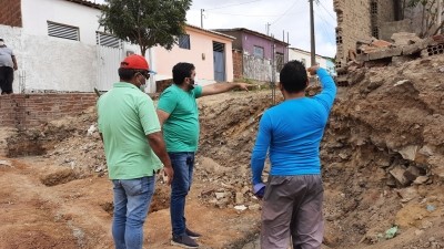 Prefeitura de Nova Floresta realiza obras de construção de muros de delimitação em ruas do município