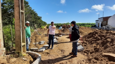 Prefeito Jarson acompanha obras de pavimentação de trecho da rua João Nilo Dantas
