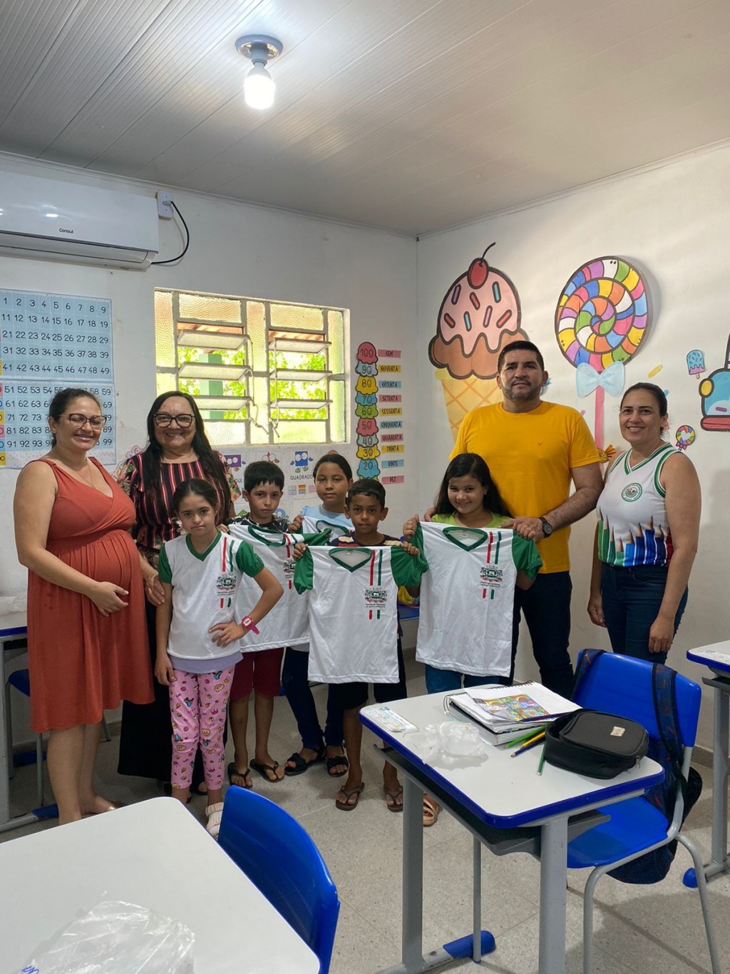 O Prefeito Jarson Santos, em Parceria com a Secretária de Educação Maria Aldenora realizaram a distribuição de Fardamentos para toda Rede Municipal.