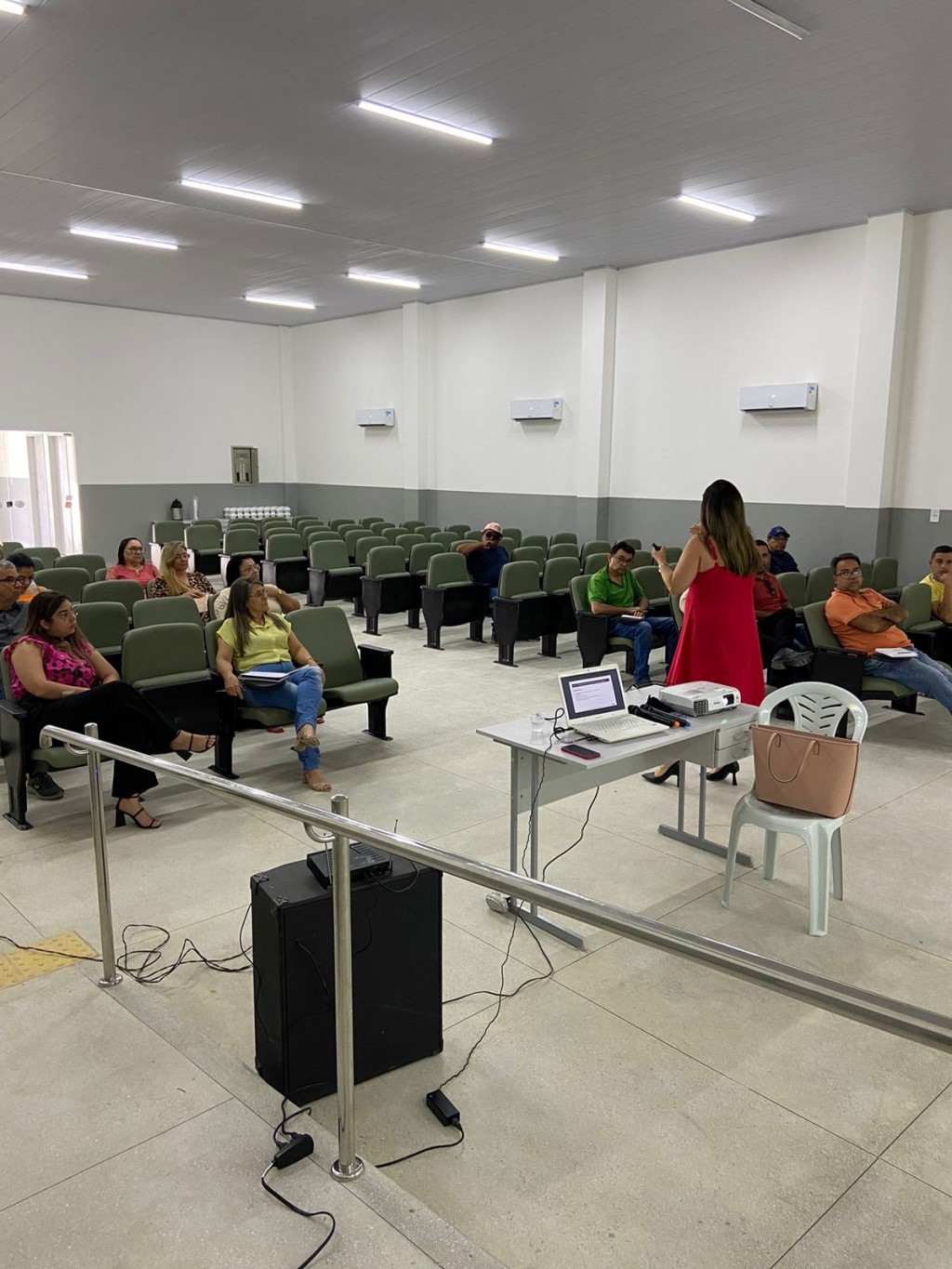 Prefeitura de Nova Floresta realiza Capacitação das Novas leis de Licitação para Secretários Municipais e equipe de Licitação.