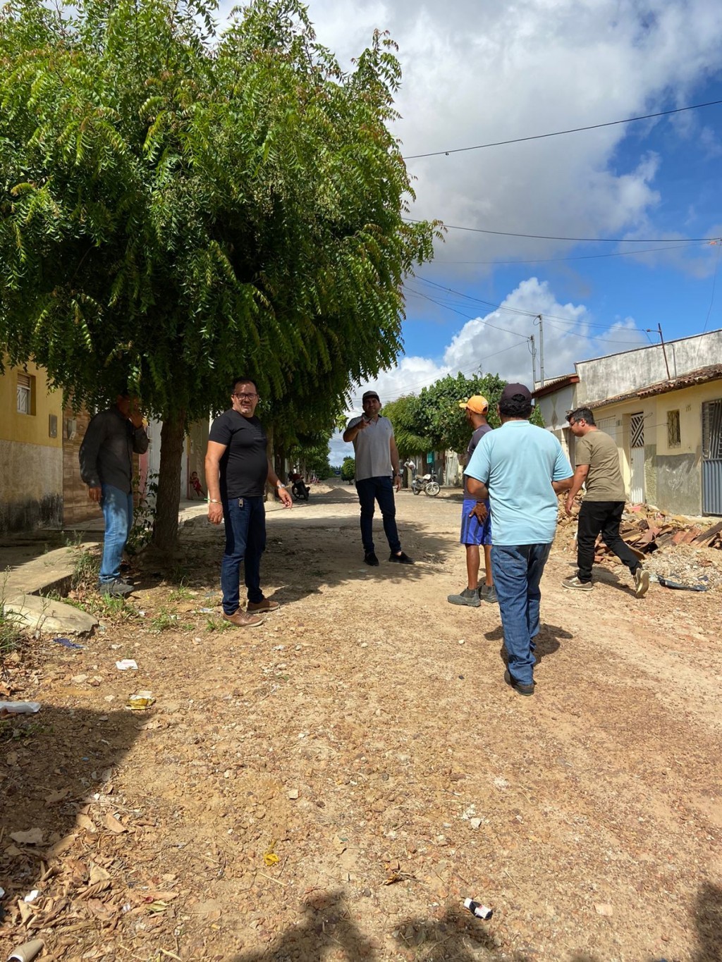 Prefeito Jarson Santos acompanha mais uma obra de pavimentação em paralelepípedo.