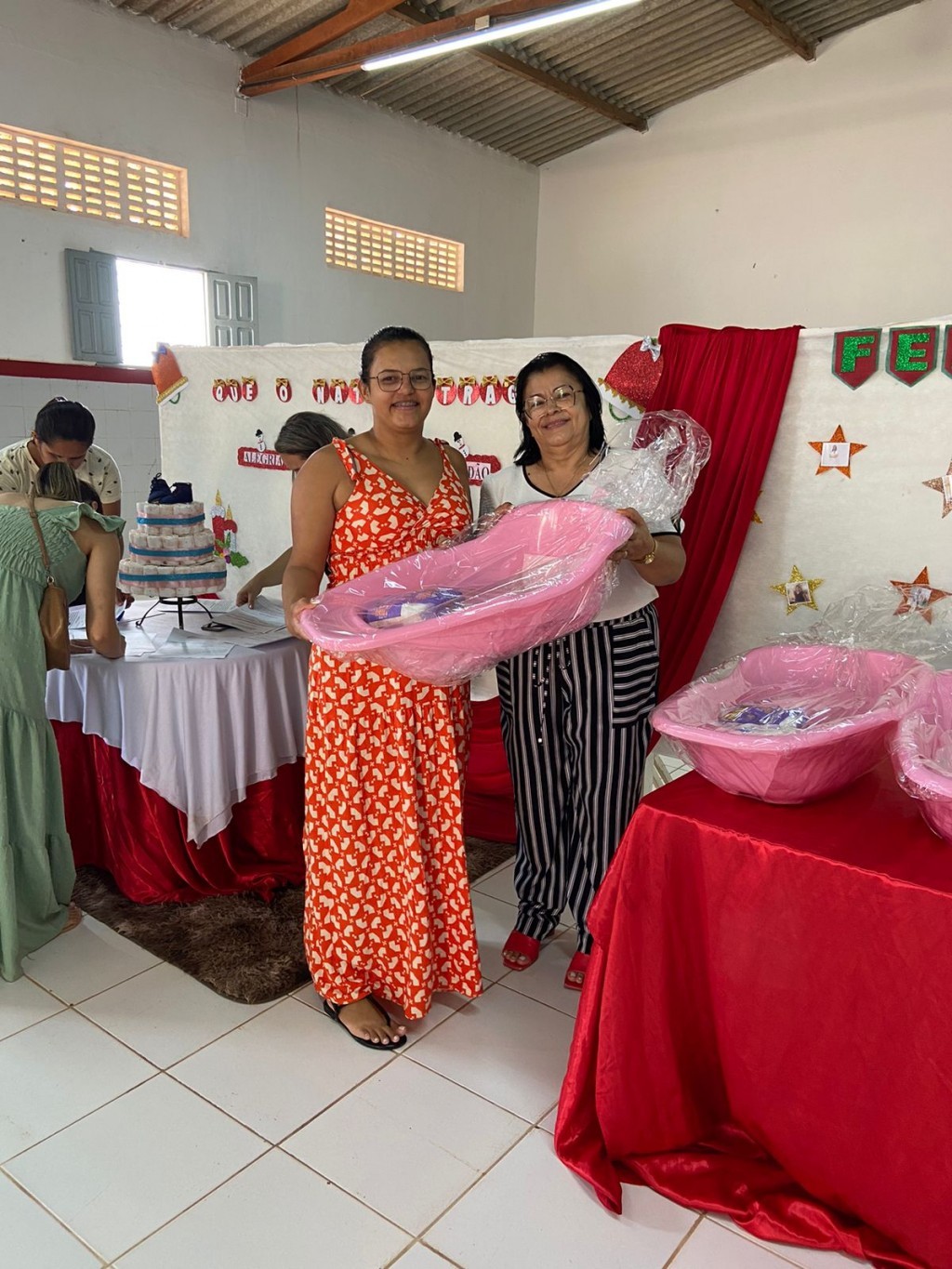 Prefeitura de Nova Floresta realiza última entrega de kits bebê do ano.