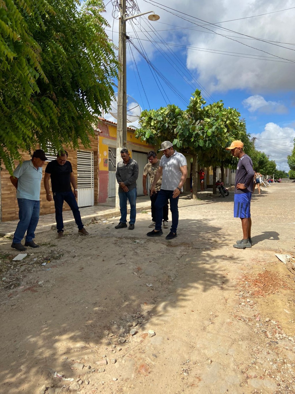Prefeito Jarson Santos acompanha mais uma obra de pavimentação em paralelepípedo.