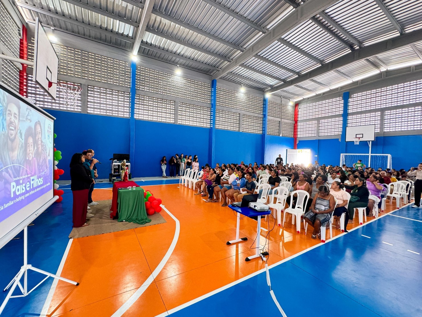 Escola Papa Paulo VI promove encontro com famílias para discutir desafios das relações entre pais e filhos