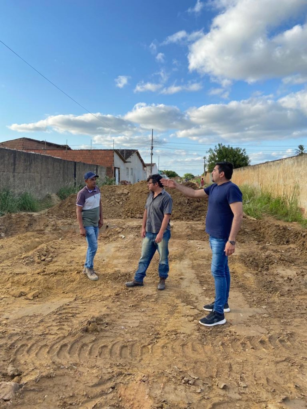 Prefeito Jarson acompanha terraplanagem da pavimentação da rua Manoel Ferreira de Lima