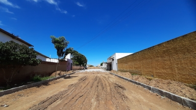 Prefeito Jarson acompanha obras de pavimentação da rua Menésio Dantas