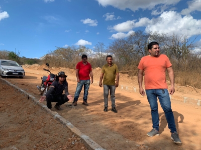 PREFEITURA RETOMA AS OBRAS DA LADEIRA DA PEDRA D'ÁGUA, NA ZONA RURAL.