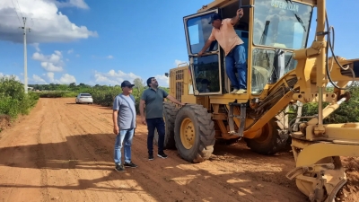 Prefeito Jarson acompanha trabalhos de recuperação de estradas vicinais na zona rural