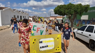 Usuários do SCFV visitam e decoram praça na campanha do Setembro Amarelo
