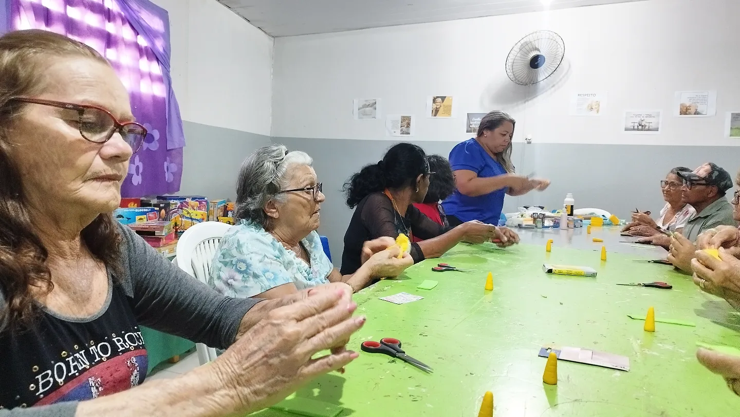 Prefeito Jarson acompanha aula de oficina de artesanato em biscuit, no CRAS