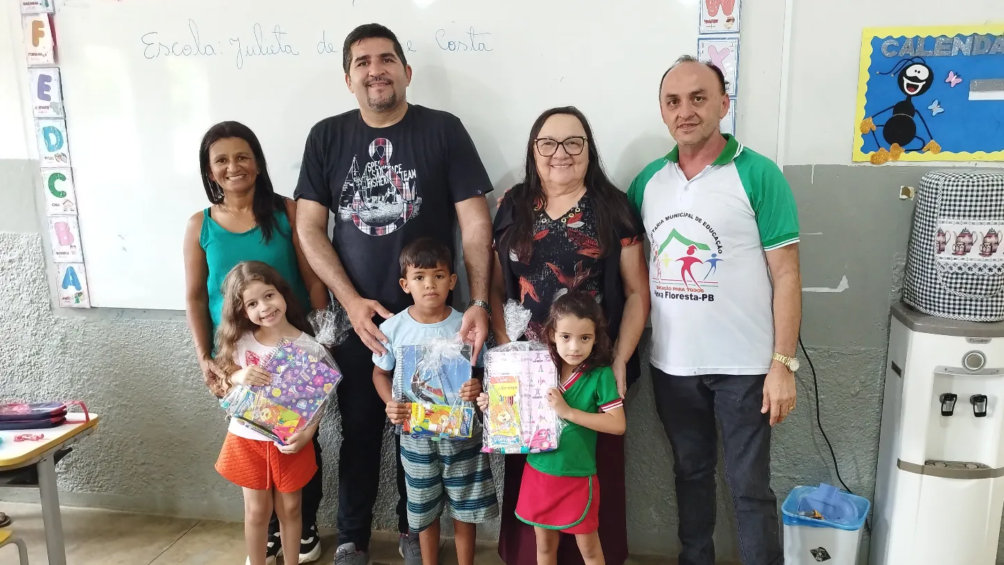 Alunos da Rede Municipal de Ensino recebem kits escolares
