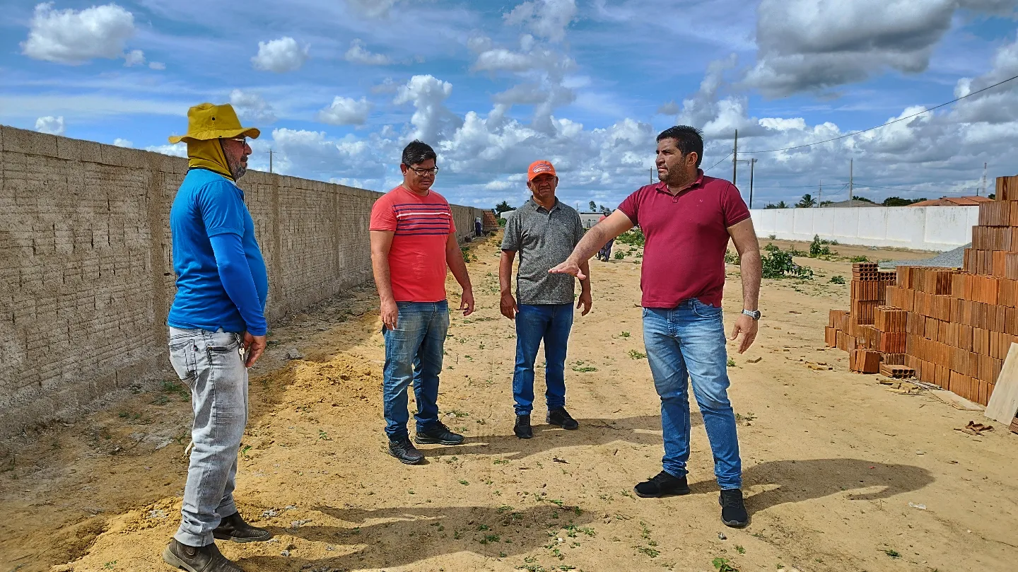 Prefeito Jarson acompanha obras de construção de novo Cemitério