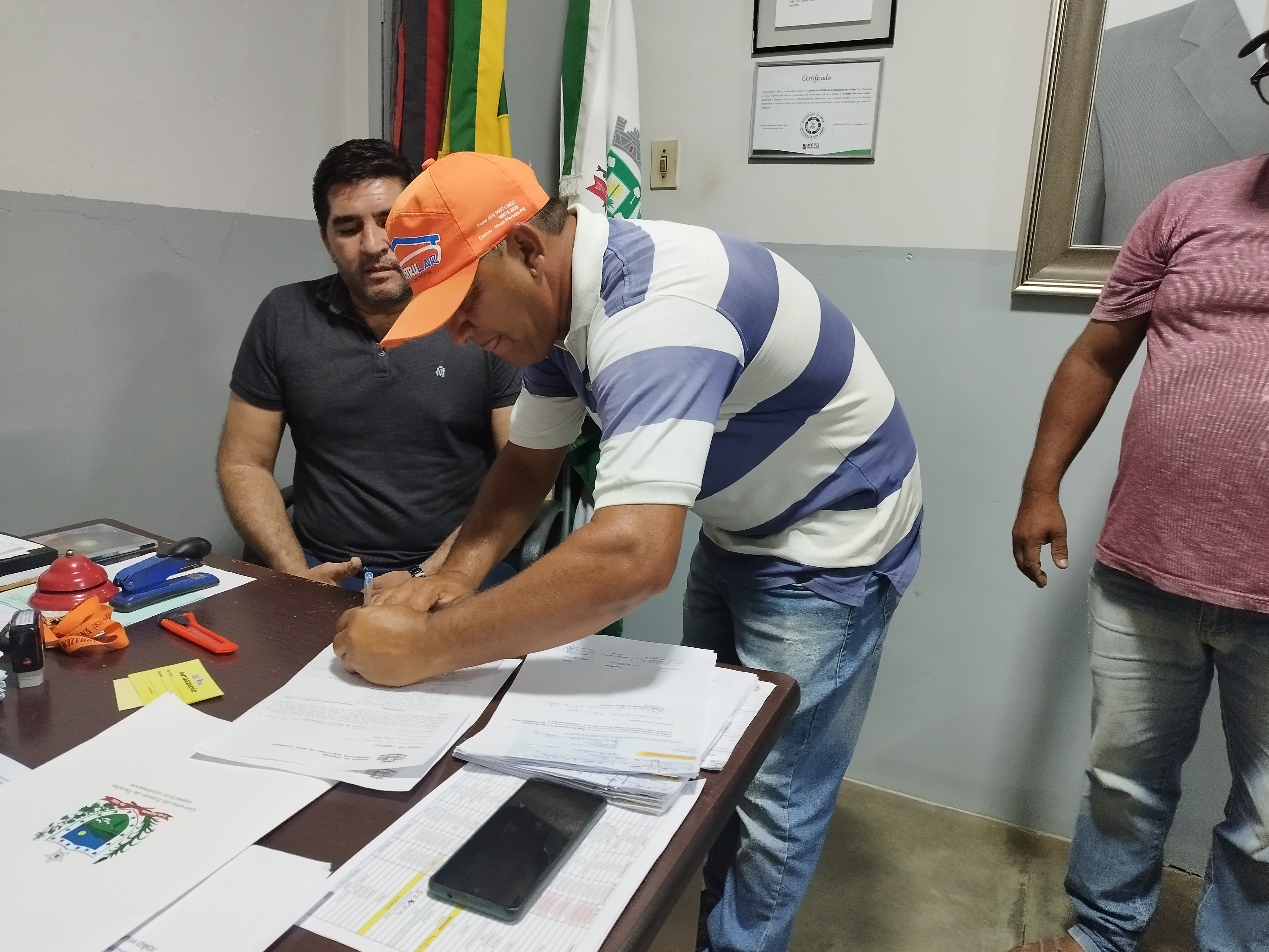 Prefeito Jarson assina ordem de serviço para pavimentação de diversos trechos de ruas