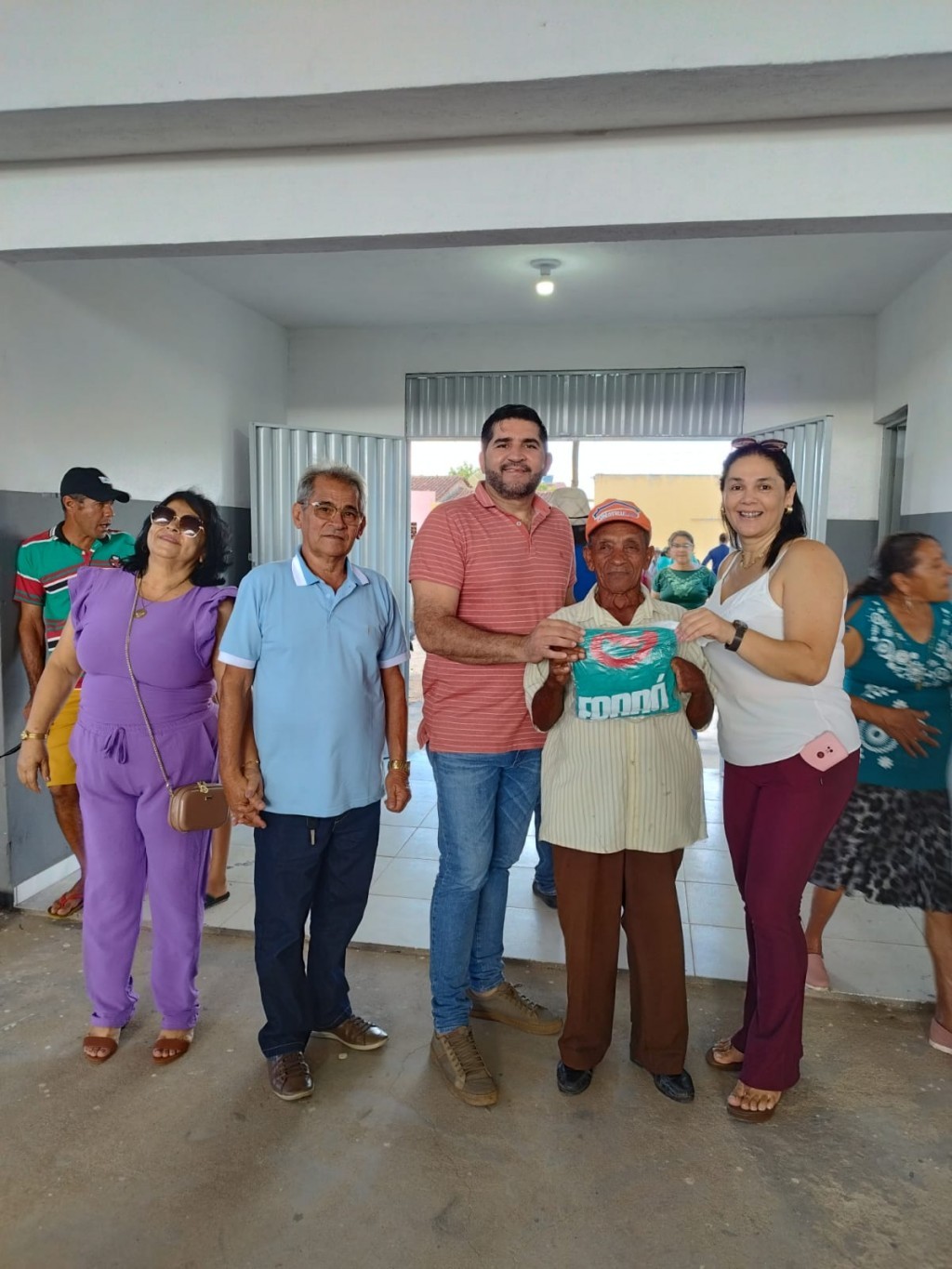 Prefeitura de Nova Floresta realiza Forró dos Idosos especial de Dia dos Pais e entrega fardamentos