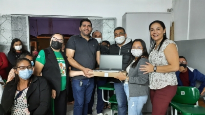 Prefeitura de Nova Floresta entrega notebooks para professores da Rede Municipal de Ensino