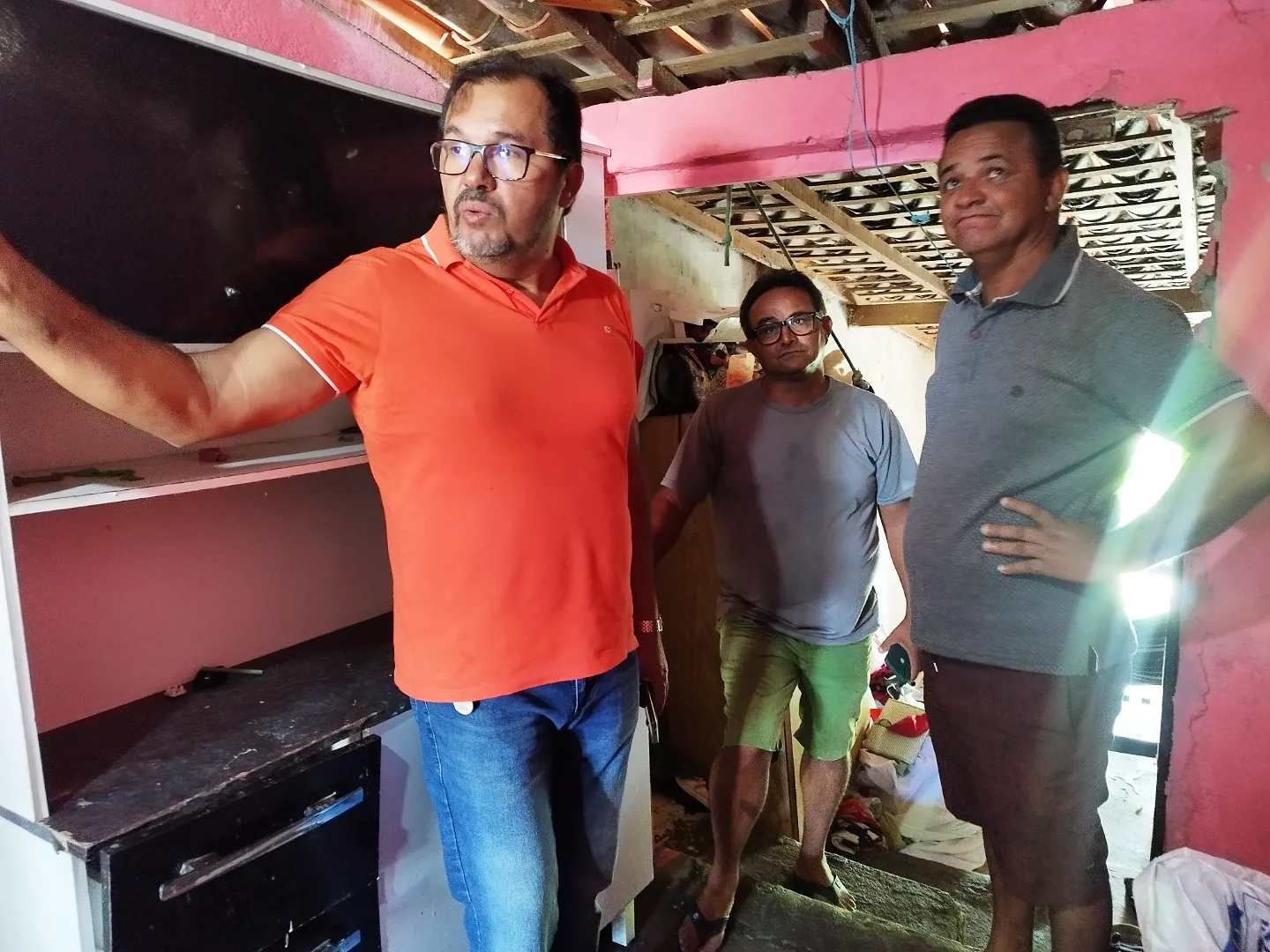 Prefeitura de Nova Floresta visita moradora prejudicada pelas chuvas para prestar assistência
