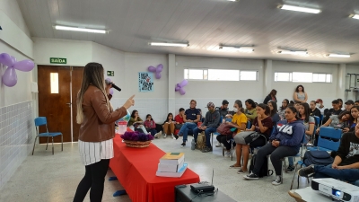 Secretária de Assistência Social de Nova Floresta realiza palestra na ECIT José Rolderick de Oliveira