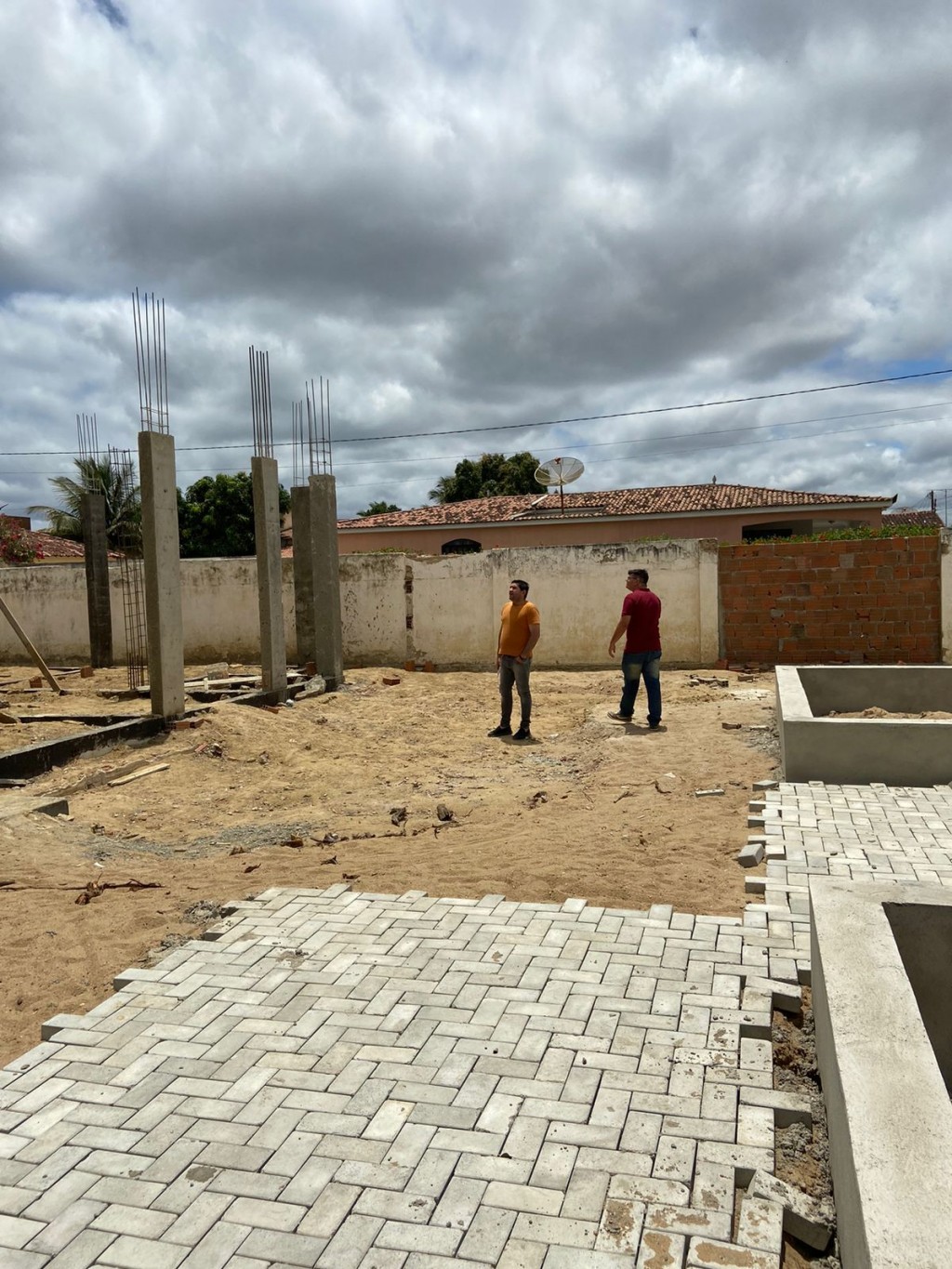 Prefeito Jarson acompanha andamento da obra de um novo auditório.
