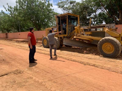 PREFEITURA INICIA AS OBRAS DE TERRAPLANAGEM NA RUA MANUEL JOÃO FILHO PARA PAVIMENTAÇÃO