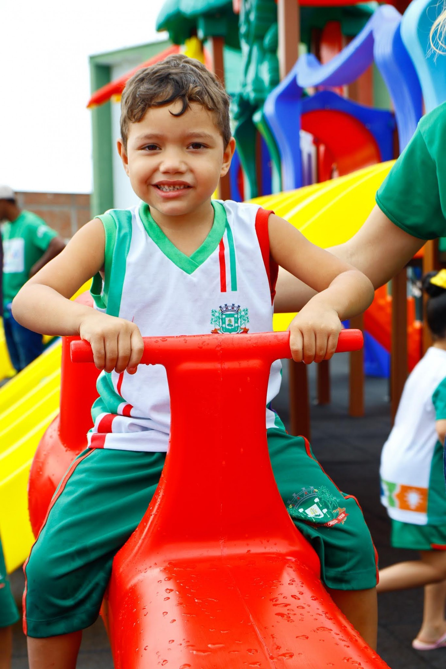 Creche Jéssica Dantas recebe novo playground para atividades lúdicas e recreativas