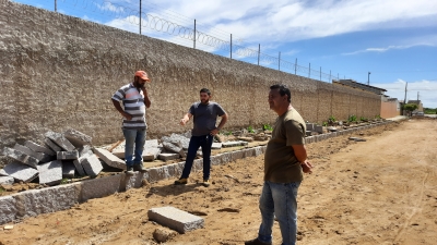 Prefeito Jarson acompanha obras de pavimentação da rua Menésio Dantas
