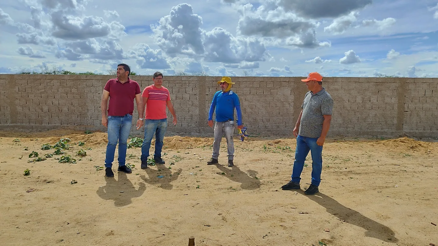 Prefeito Jarson acompanha obras de construção de novo Cemitério