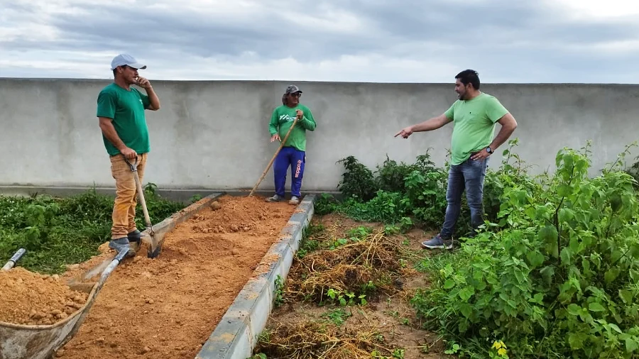 Prefeito Jarson acompanha obras de construção do novo cemitério