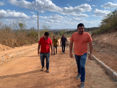 PREFEITURA RETOMA AS OBRAS DA LADEIRA DA PEDRA D'ÁGUA, NA ZONA RURAL.
