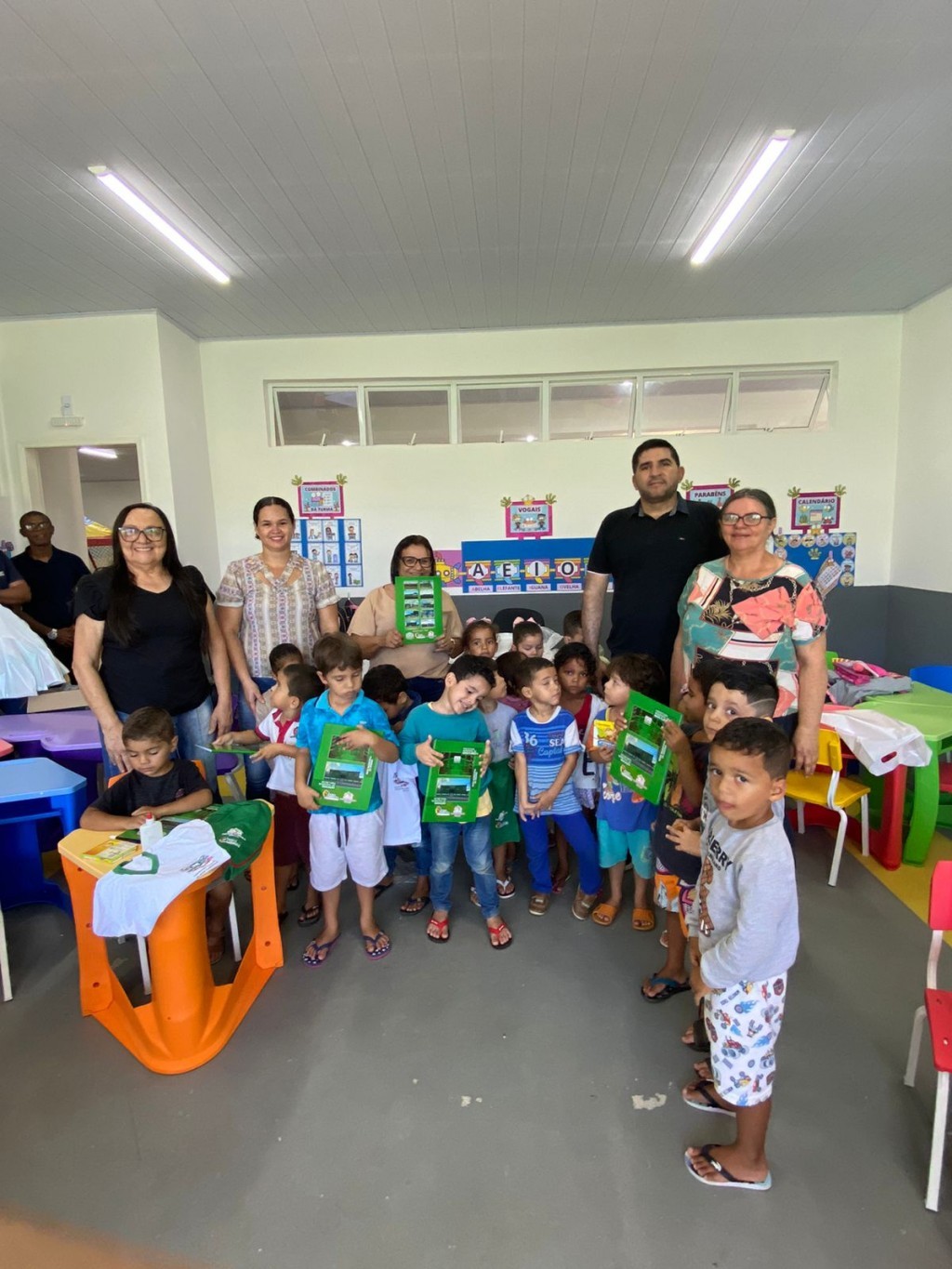O Prefeito Jarson Santos, em Parceria com a Secretária de Educação Maria Aldenora realizaram a distribuição de Fardamentos para toda Rede Municipal.