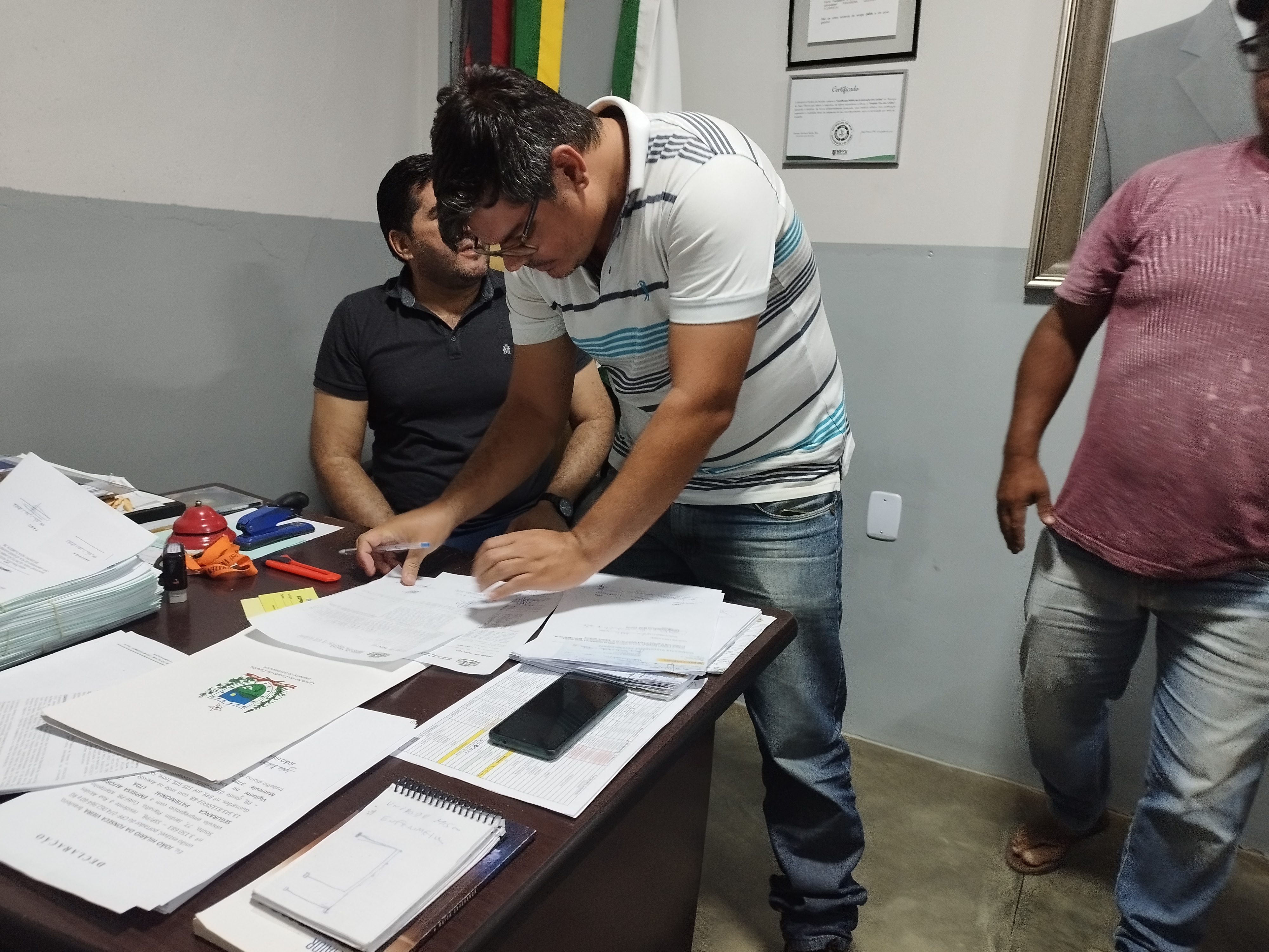 Prefeito Jarson assina ordem de serviço para pavimentação de diversos trechos de ruas