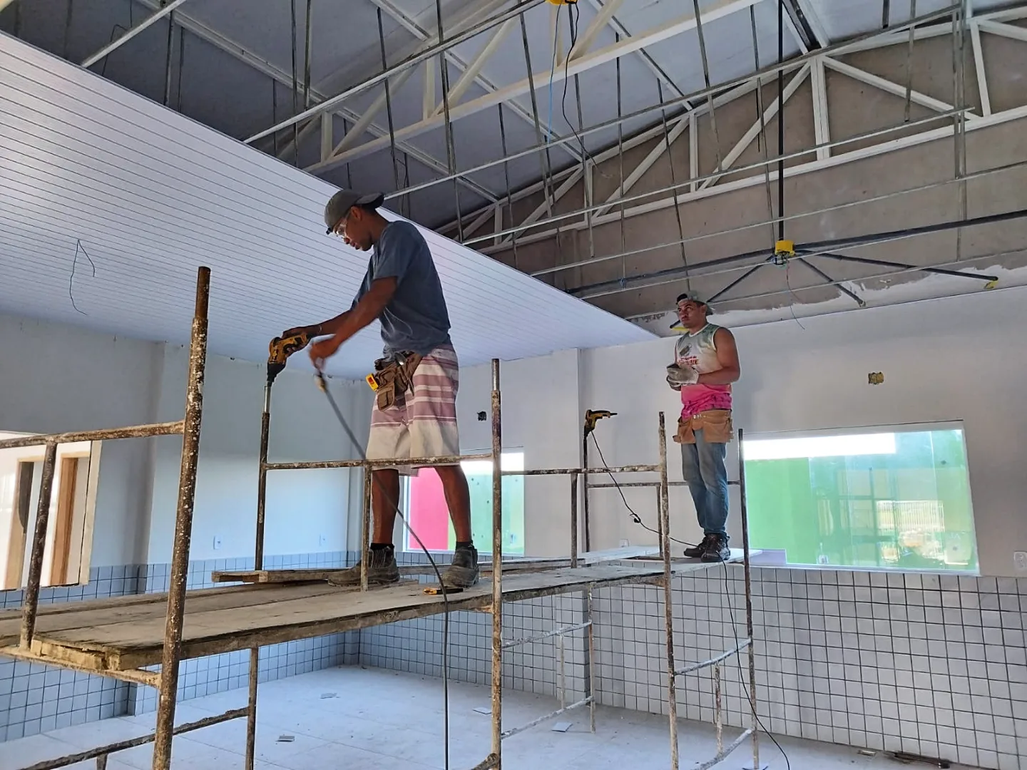 Prefeito Jarson acompanha andamento das obras de construção de creche no bairro Silvestre arcia