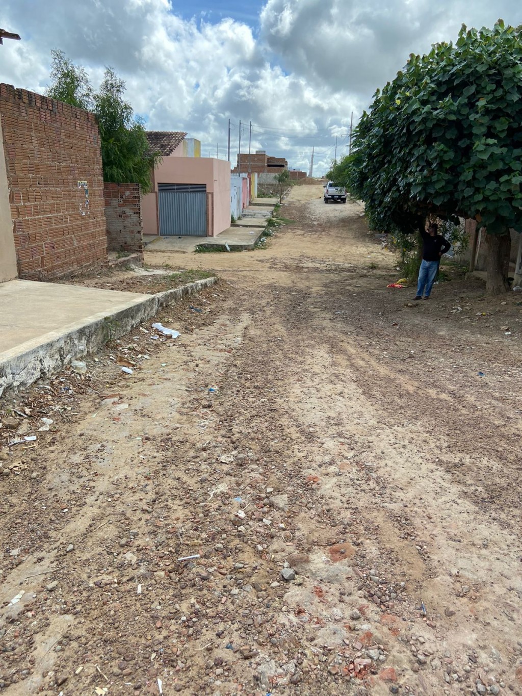 Prefeito Jarson Santos acompanha mais uma obra de pavimentação em paralelepípedo.