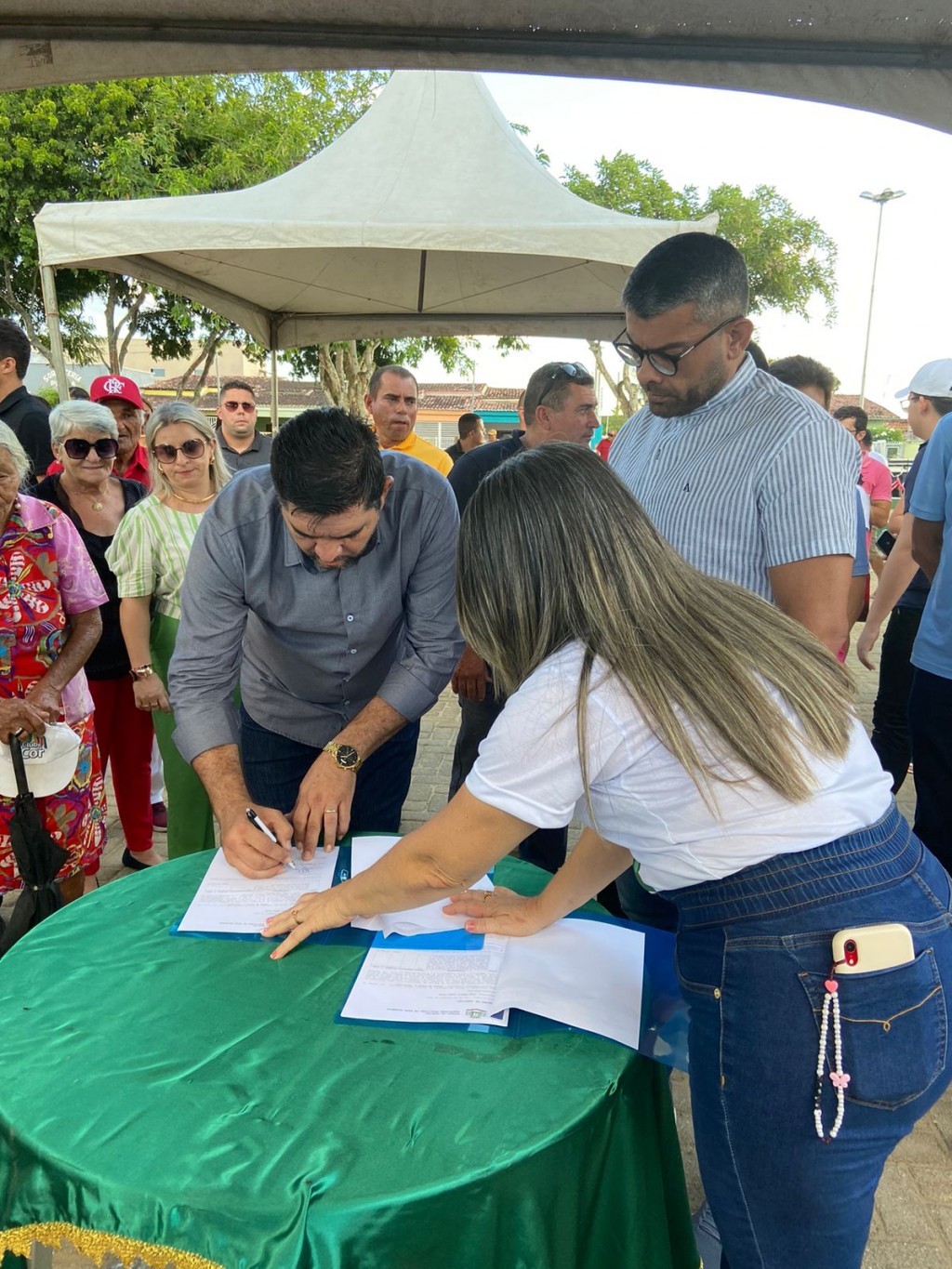 Prefeitura de Nova Floresta realiza entrega de novos veículos e assinatura de novas ordens de serviço.