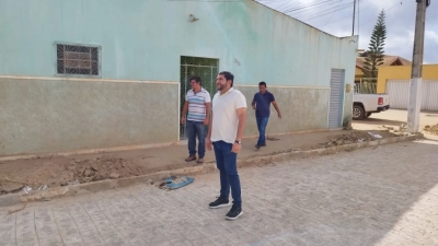 Prefeito Jarson acompanha obras de pavimentação da rua Antônio Maximino