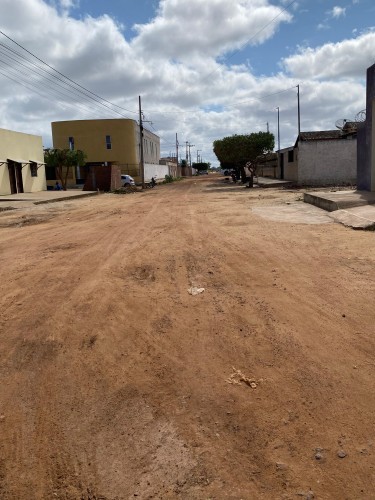 Prefeito Jarson Santos acompanha o inicio de mais uma obra de terraplanagem para pavimentação em paralelepípedo.